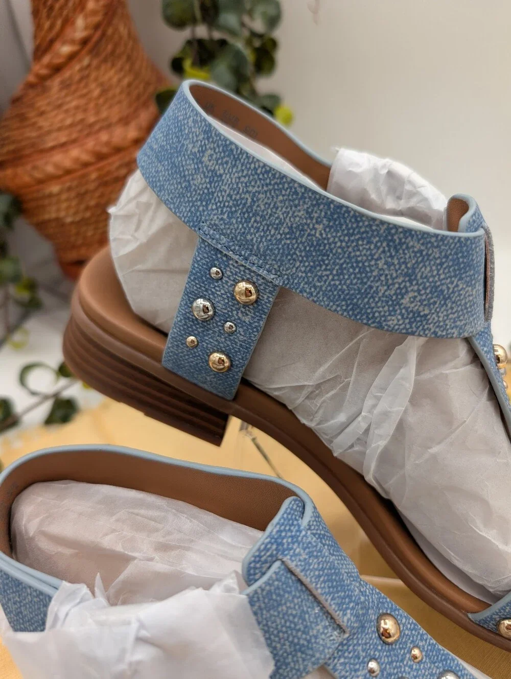 Naturalizer Brandy Stud Blue Denim Sandals Women's Size 8 Comfort T-Strap Low...